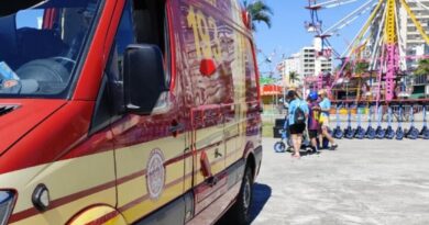 Idosa de 70 anos fica ferida após queda de patinete elétrico na Praça da Cultura em Caraguatatuba