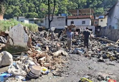 Incêndio em Angra dos Reis atinge depósito de reciclagem e mobiliza bombeiros; morador relata início rápido das chamas