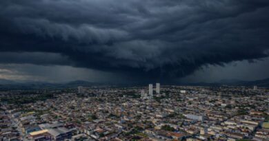 Inmet emite alerta vermelho para temporais no Vale do Paraíba e acende sinal máximo de perigo para chuvas intensas na região