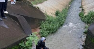 Choque entre motos termina com motociclista dentro de córrego no centro de Caçapava