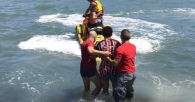 Trilha vira cenário de resgate em Ubatuba: adolescente de 16 anos se fere e é retirado do local com apoio de moto aquática dos Bombeiros