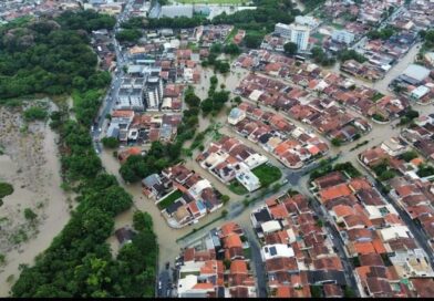 Temporal transforma ruas em rios, submerge carros e obriga famílias a deixarem casas em Guaratinguetá