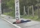 Poste pichado vira assunto, mas homem caído na rua revolta internautas e gera críticas ao prefeito de Caçapava
