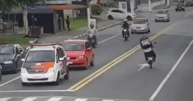 Motoboy que empinou moto ao lado de viatura é identificado por câmeras de monitoramento em Pindamonhangaba