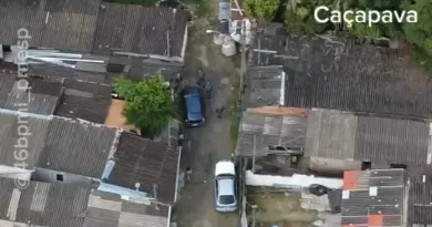 VÍDEO: Drone da Polícia flagra ponto de tráfico, perseguição termina com adolescente apreendido e mais de 300 porções de drogas em Caçapava