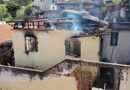 INCÊNDIO MISTERIOSO DESTRÓI CASA EM VARGINHA E LEVANTA SUSPEITA DE AÇÃO CRIMINOSA