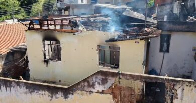 INCÊNDIO MISTERIOSO DESTRÓI CASA EM VARGINHA E LEVANTA SUSPEITA DE AÇÃO CRIMINOSA