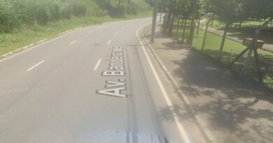 MOTOCICLISTA MORRE APÓS COLIDIR VIOLENTAMENTE CONTRA POSTE EM AVENIDA DE TAUBATÉ