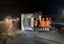 CARRETA TOMBA NA DUTRA, MOTORISTA MORRE PRESO ÀS FERRAGENS E PASSAGEIRA FICA FERIDA EM BARRA MANSA