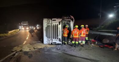 CARRETA TOMBA NA DUTRA, MOTORISTA MORRE PRESO ÀS FERRAGENS E PASSAGEIRA FICA FERIDA EM BARRA MANSA