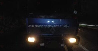 MORTE NA CARVALHO PINTO: MOTOCICLISTA DE 29 ANOS PERDE A VIDA EM COLISÃO COM CAMINHÃO EM CAÇAPAVA