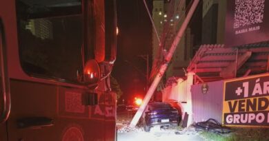 CASAL SOBREVIVE APÓS CARRO SER ESMAGADO POR POSTE EM GRAVE ACIDENTE NA ZONA OESTE DE SÃO JOSÉ DOS CAMPOS