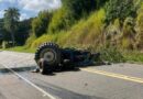 TRATOR DESPENCA DE MORRO, CAPOTA E PARA NO MEIO DA RODOVIA DOS TROPEIROS EM BANANAL
