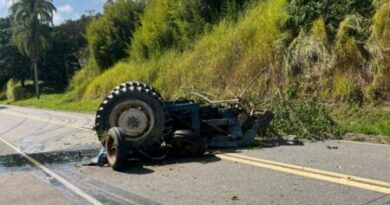 TRATOR DESPENCA DE MORRO, CAPOTA E PARA NO MEIO DA RODOVIA DOS TROPEIROS EM BANANAL