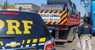 CAMINHÃO COM MAIS DE 30 TONELADAS DE EXCESSO É FLAGRADO NA DUTRA E PRF ALERTA PARA RISCO DE ACIDENTE