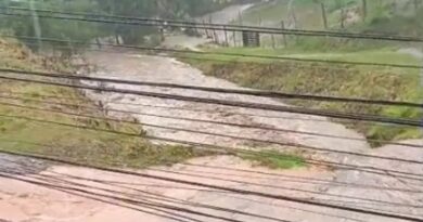 FORÇA DA ENXURRADA ARRASTA MULHER E QUASE TERMINA EM TRAGÉDIA EM Barra Mansa