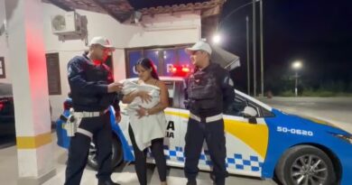 POLICIAIS SALVAM BEBÊ DE DOIS MESES ENGASGADA ÀS MARGENS DA RODOVIA EM PIRAÍ