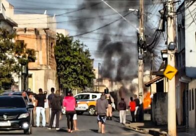 IRMÃOS SÃO ATROPELADOS A CAMINHO DA ESCOLA E CARRO É INCENDIADO POR MORADORES REVOLTADOS EM MINAS