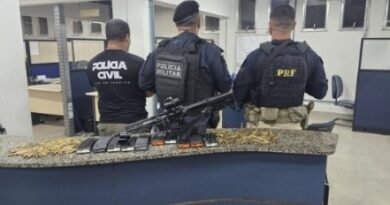 PERSEGUIÇÃO TERMINA COM FUZIL APREENDIDO, 263 MUNIÇÕES E DOIS PRESOS APÓS OPERAÇÃO INTEGRADA EM RESENDE