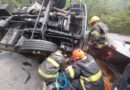 CAMINHÃO TOMBA NA SERRA DA TAMOIOS E MOTORISTA É RETIRADO DAS FERRAGENS APÓS RESGATE DELICADO