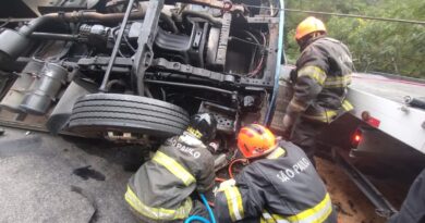 CAMINHÃO TOMBA NA SERRA DA TAMOIOS E MOTORISTA É RETIRADO DAS FERRAGENS APÓS RESGATE DELICADO