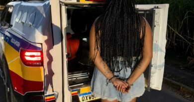 FORAGIDA DA JUSTIÇA TENTA ENGANAR POLÍCIA COM IDENTIDADE FALSA E ACABA PRESA EM CAXAMBU