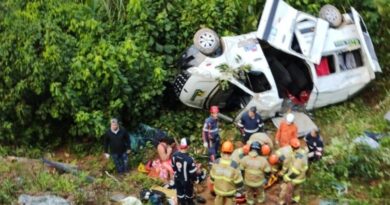 VAN DA SAÚDE DESPENCA EM RIBANCEIRA E DEIXA 11 FERIDOS NA RJ 155 EM ANGRA DOS REIS