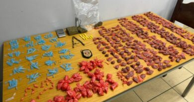 ENTREGADOR DESCONFIA DE SACOLA COM CHEIRO FORTE, PROCURA A POLÍCIA E DESMONTA ESCONDERIJO COM QUASE 900 PEDRAS DE CRACK EM TAUBATÉ