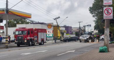 TRAGÉDIA ANUNCIADA NA JK: ACIDENTE VIOLENTO COM CARRO EM POSTE DEIXA MULHER, HOMEM E CRIANÇA FERIDOS EM SÃO JOSÉ DOS CAMPOS
