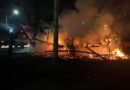 FOGO NA MADRUGADA DESTRÓI EMBARCAÇÃO EM CARAGUATATUBA E MOBILIZA CORPO DE BOMBEIROS