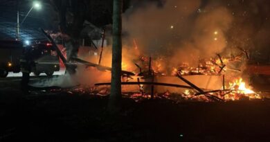 FOGO NA MADRUGADA DESTRÓI EMBARCAÇÃO EM CARAGUATATUBA E MOBILIZA CORPO DE BOMBEIROS