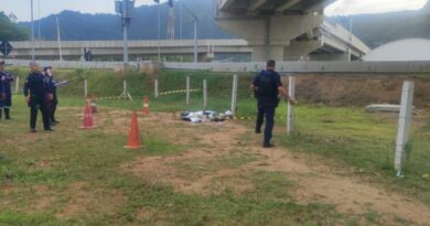 MOTO DESPENCA DE ALTURA DE 20 METROS NO CONTORNO SUL E DEIXA HOMEM MORTO E MULHER EM ESTADO GRAVE EM SÃO SEBASTIÃO