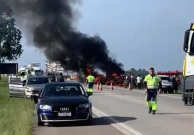 TRAGÉDIA NA FLORIANO: BATIDA ENTRE CARRO E CAMINHÃO DEIXA MORTOS, FERIDOS E VEÍCULOS EM CHAMAS NO VALE