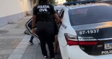 HOMEM É PRESO APÓS JOGAR LEITE QUENTE NO ROSTO DA PRÓPRIA IRMÃ E AMEAÇÁ-LA COM FACÃO
