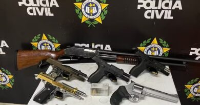 VIOLÊNCIA DOMÉSTICA LEVA POLÍCIA A DESCOBRIR ARSENAL COM ARMAS E 420 MUNIÇÕES EM BARRA MANSA
