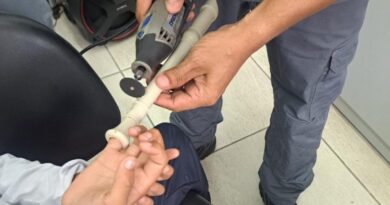 SUSTO NA ESCOLA: MENINO PRENDE O DEDO EM FLAUTA DOCE E MOBILIZA BOMBEIROS EM CARAGUATATUBA