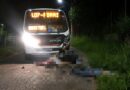 TRAGÉDIA EM PIRAÍ: BATIDA ENTRE MOTO E ÔNIBUS MATA DOIS HOMENS NA ENSEADA DAS GARÇAS