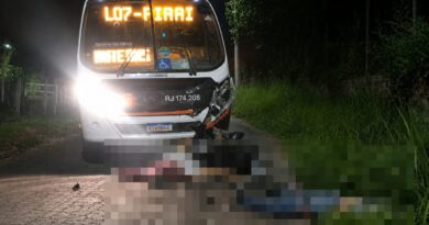 TRAGÉDIA EM PIRAÍ: BATIDA ENTRE MOTO E ÔNIBUS MATA DOIS HOMENS NA ENSEADA DAS GARÇAS