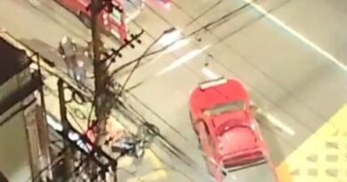SINAL AMARELO, BATIDA E SOCORRO: JOVEM MOTOCICLISTA FICA FERIDO EM ACIDENTE NO CENTRO DE BARRA MANSA
