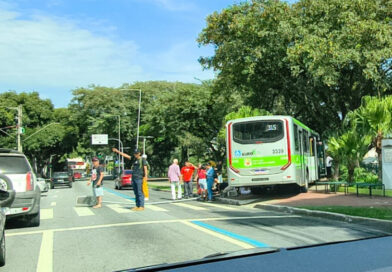 ÔNIBUS INVADE CALÇADÃO DO BANHADO, ATROPELA CRIANÇA DE 8 ANOS E DERRUBA POSTE EM SÃO JOSÉ DOS CAMPOS
