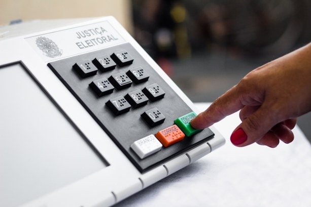 URNAS ELETRÔNICAS: TECNOLOGIA NASCIDA NO VALE COMPLETA 30 ANOS ENTRE ORGULHO NACIONAL E ATAQUES