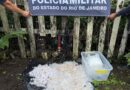 FUZIL, MUNIÇÕES E DROGAS: HOMEM PROCURADO POR TRÁFICO MORRE EM AÇÃO DA PM EM ANGRA DOS REIS