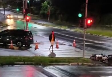 MOTOCICLISTA MORRE E PASSAGEIRA FICA EM ESTADO GRAVE APÓS BATIDA NA AVENIDA CHARLES SCHNEIDER EM TAUBATÉ