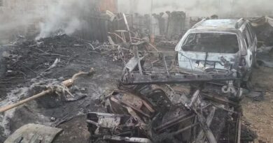 FOGO ATINGE FERRO VELHO EM RESENDE, GERA GRANDE NUVEM DE FUMAÇA E MOBILIZA BOMBEIROS E DEFESA CIVIL