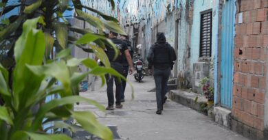 TRÍPLICE CERCO CONTRA O CRIME: MEGAOPERAÇÃO PRENDE 8, APREENDE DROGAS E FECHA BAR IRREGULAR EM SÃO JOSÉ