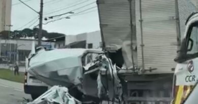 MARGINAL DA DUTRA TEM CENA DE DESTRUIÇÃO: ACIDENTE DEIXA VEÍCULO ARRASADO E TRÂNSITO LENTO EM SÃO JOSÉ DOS CAMPOS