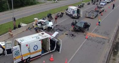 COLISÃO FRONTAL ENTRE CARROS DEIXA TRÊS FERIDOS NO CONTORNO SUL DA TAMOIOS EM CARAGUATATUBA