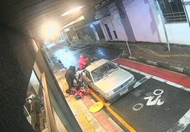 VITRINE QUEBRADA E FUGA DE PICK UP: CRIMINOSOS INVADEM LOJA NO CENTRO DE PINDA E LEVAM MOTOS ELÉTRICAS DE MAIS DE R$ 16 MIL
