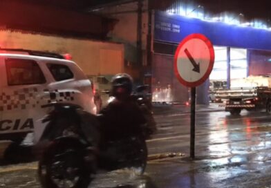 MOTOCICLISTA MORRE A 50 METROS DE CASA APÓS QUEDA E BATIDA VIOLENTA CONTRA POSTE NA SP 50 EM SÃO JOSÉ DOS CAMPOS