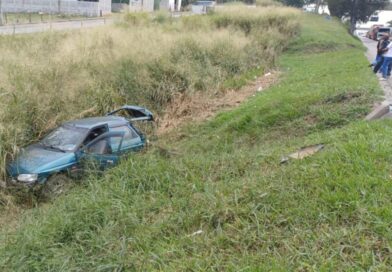 MILAGRE NA DUTRA: CARRO DESPENCA EM RIBANCEIRA COM MÃE E BEBÊ, MAS CRIANÇA SAI SEM UM ARRANHÃO